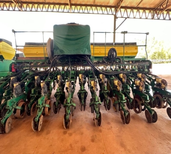 Plantadeira John Deere 2134 ano 2014