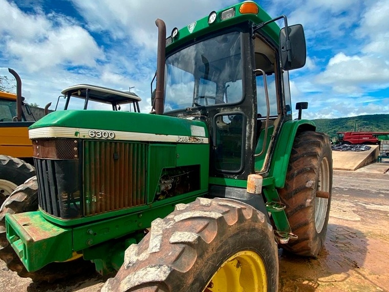 Trator John Deere 6300 ano 2001