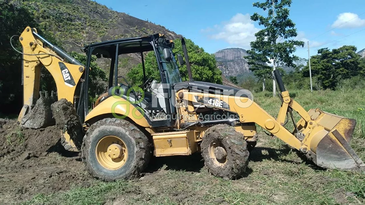 Retroescavadeira Caterpillar 416 E ano 2013