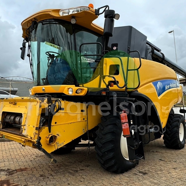 Colheitadeira New Holland CR 9060 ano 2011