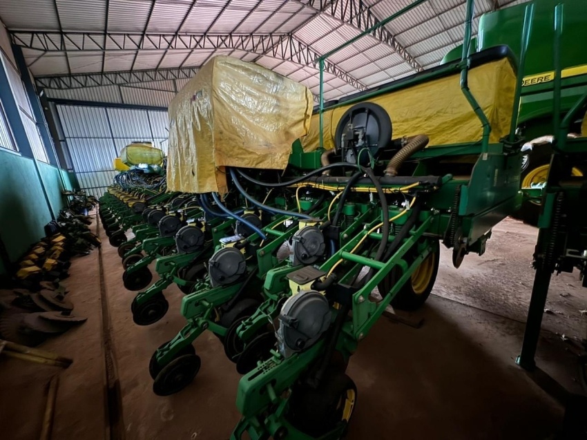 Plantadeira John Deere 2122 ano 2012