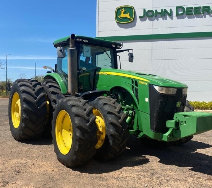 Trator John Deere 8335R ano 2015