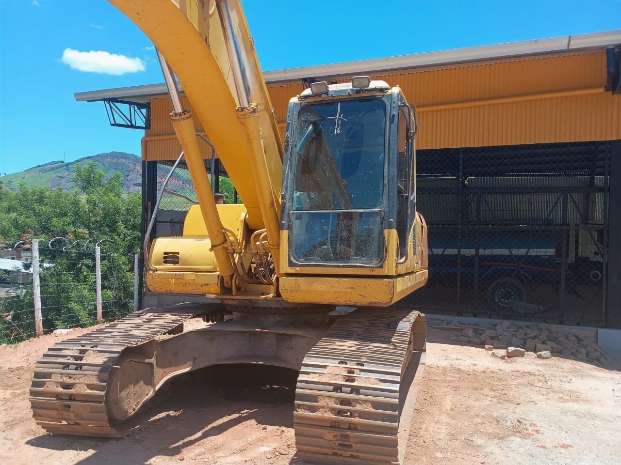 Escavadeira Komatsu PC200-8 ano 2012