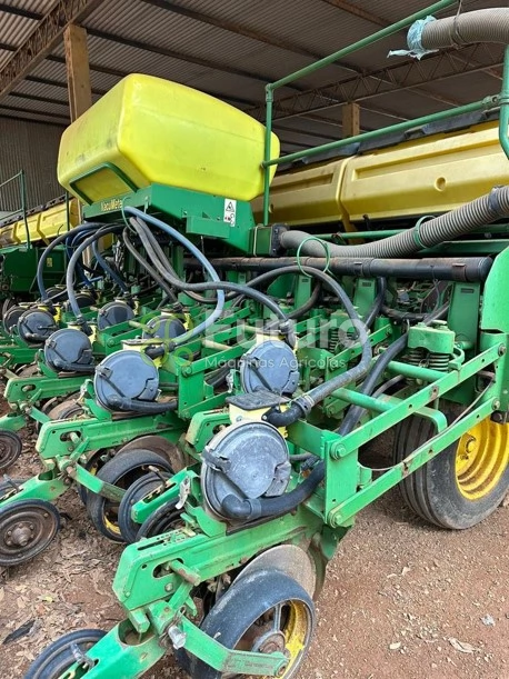 Plantadeira John Deere 2122 ano 2007