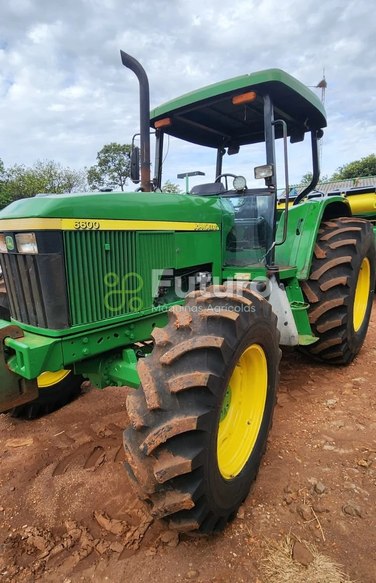Trator John Deere 6600 ano 2002
