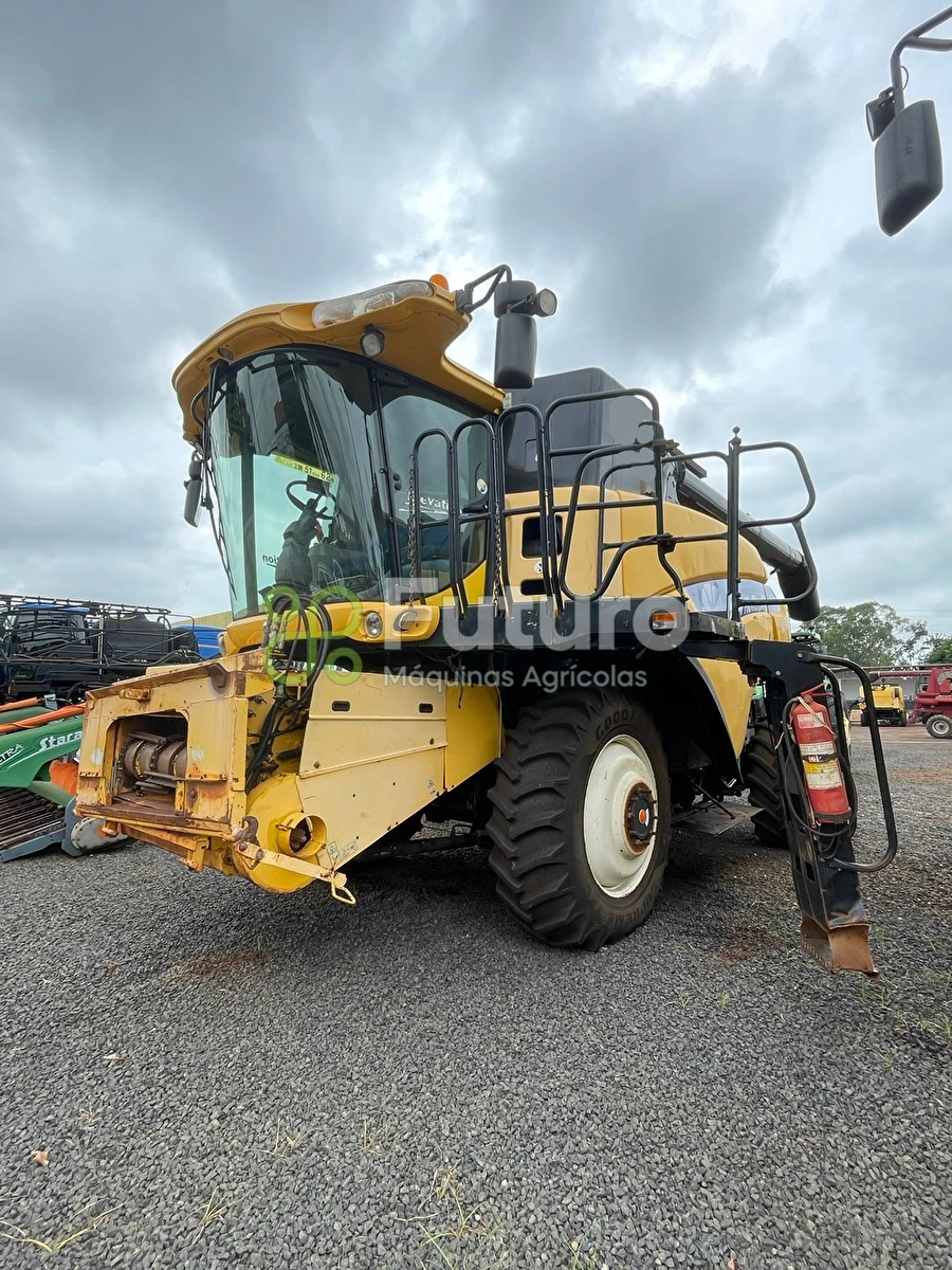 Colheitadeira New Holland CR 9060 ano 2012