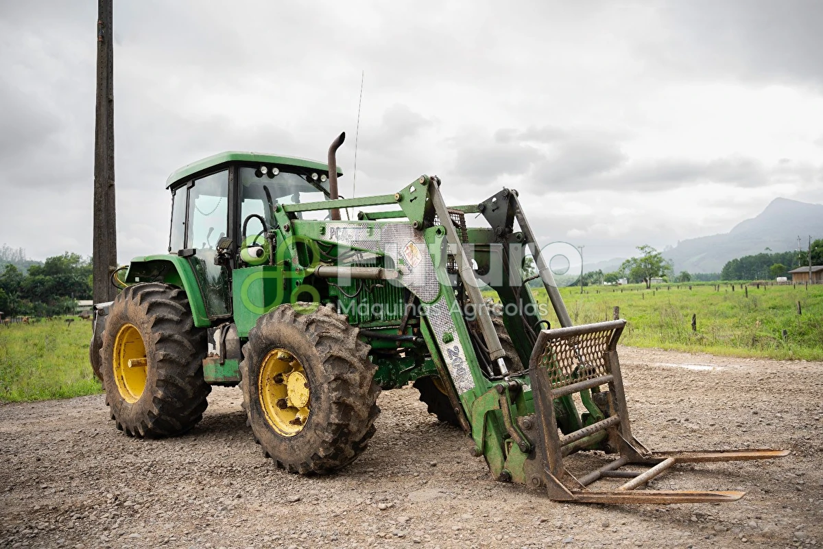 Trator John Deere 7500 ano 2004