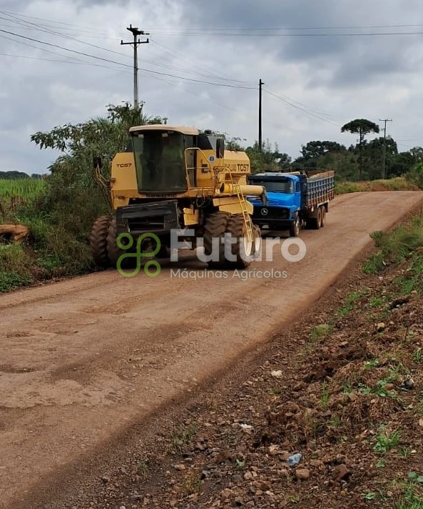 Colheitadeira New Holland TC 57 ano 1997