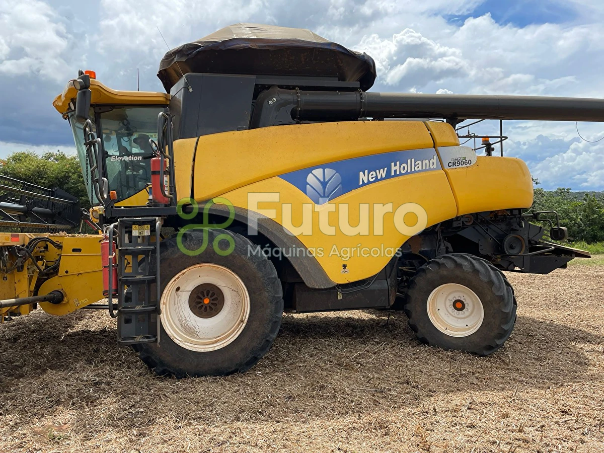 Colheitadeira New Holland CR 9060 ano 2011