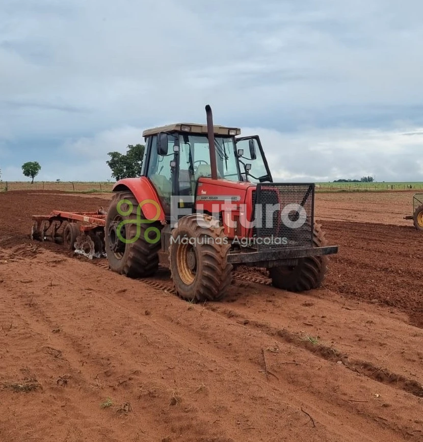 Trator Massey Ferguson MF 680 ano 2003