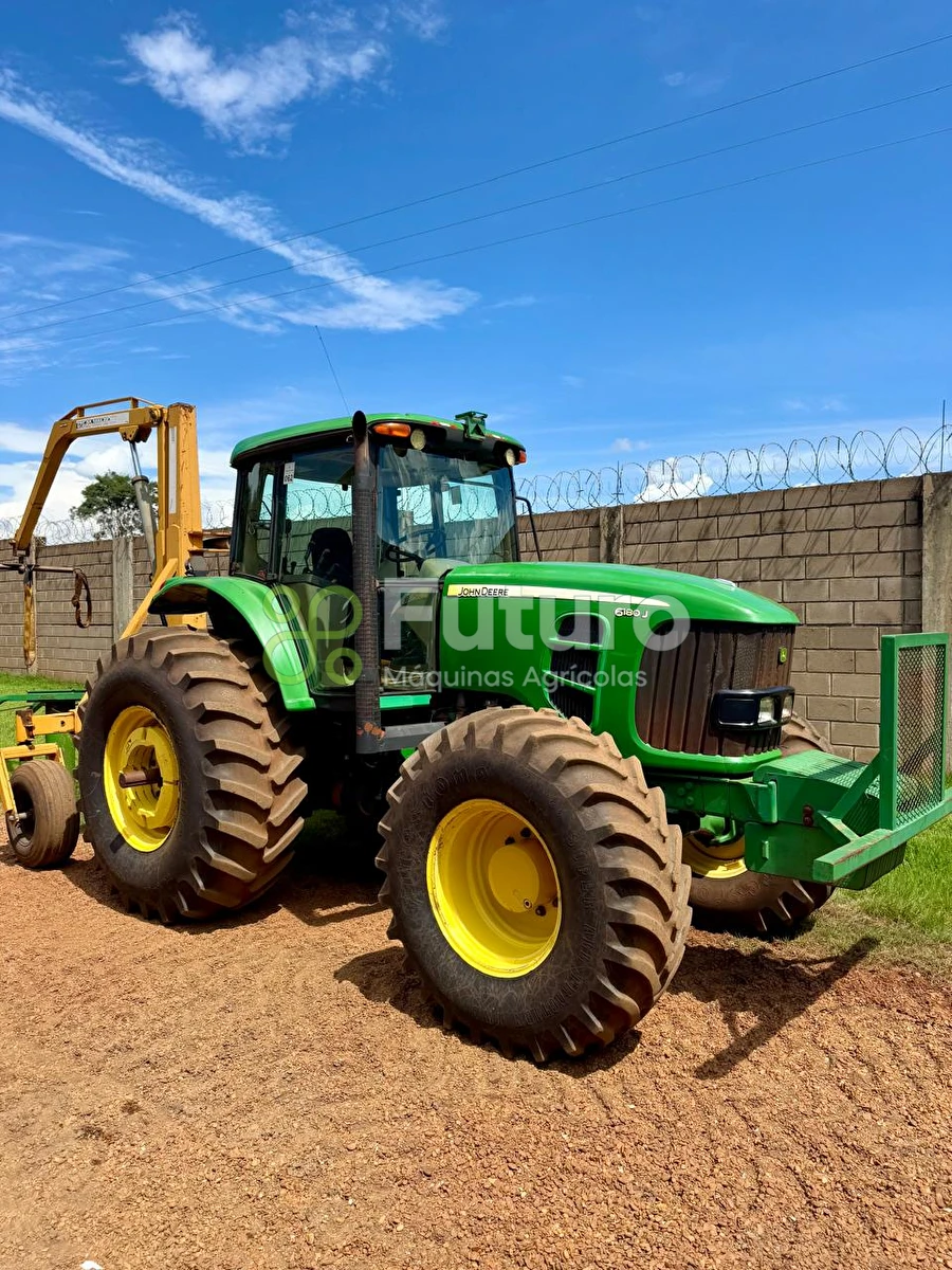 Trator John Deere 6180J ano 2012