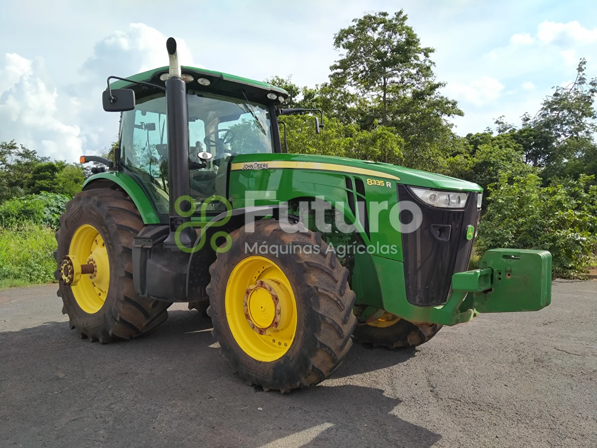 Trator John Deere 8335R ano 2012