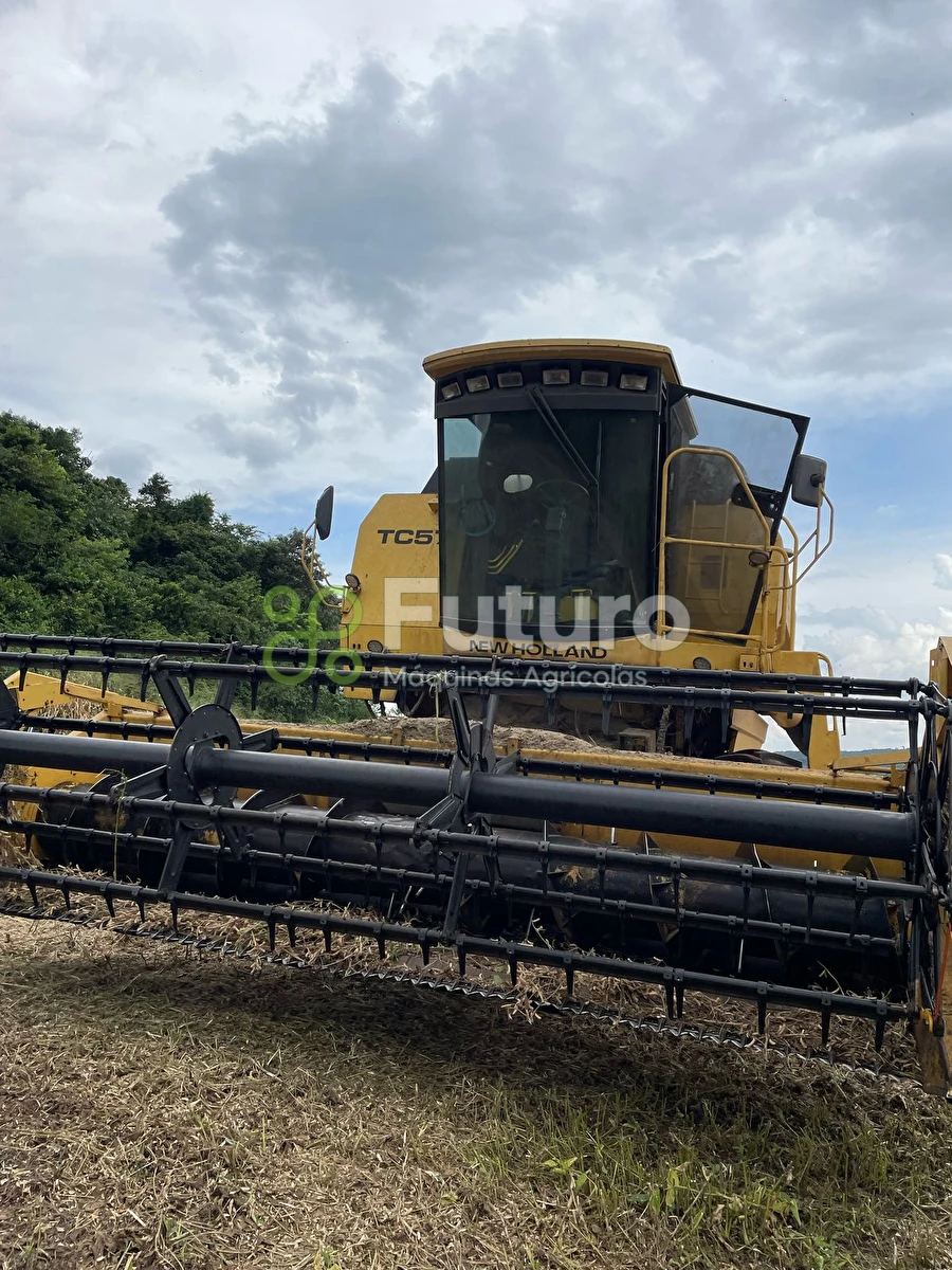 Colheitadeira New Holland TC 57 ano 1999