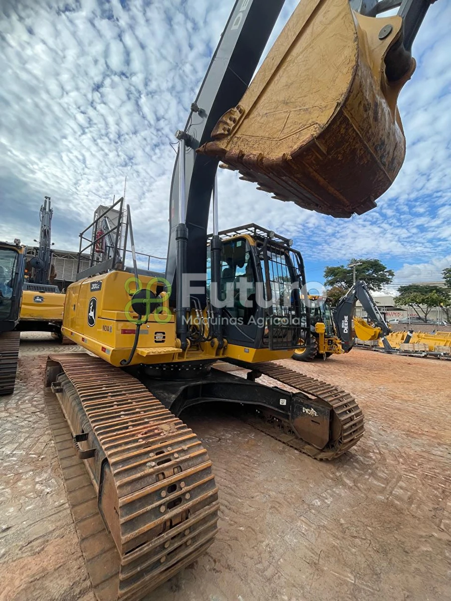 Escavadeira com Garras John Deere 210G LC ano 2023