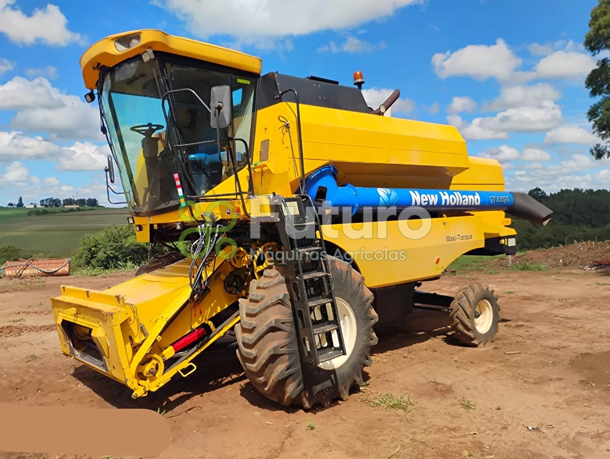 Colheitadeira New Holland TC5070 ano 2013