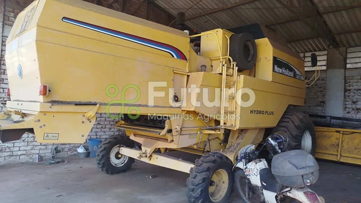 Colheitadeira New Holland TC 57 ano 2006