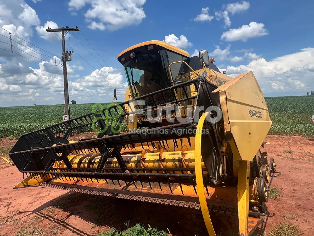 Colheitadeira New Holland TC 57 ano 2001