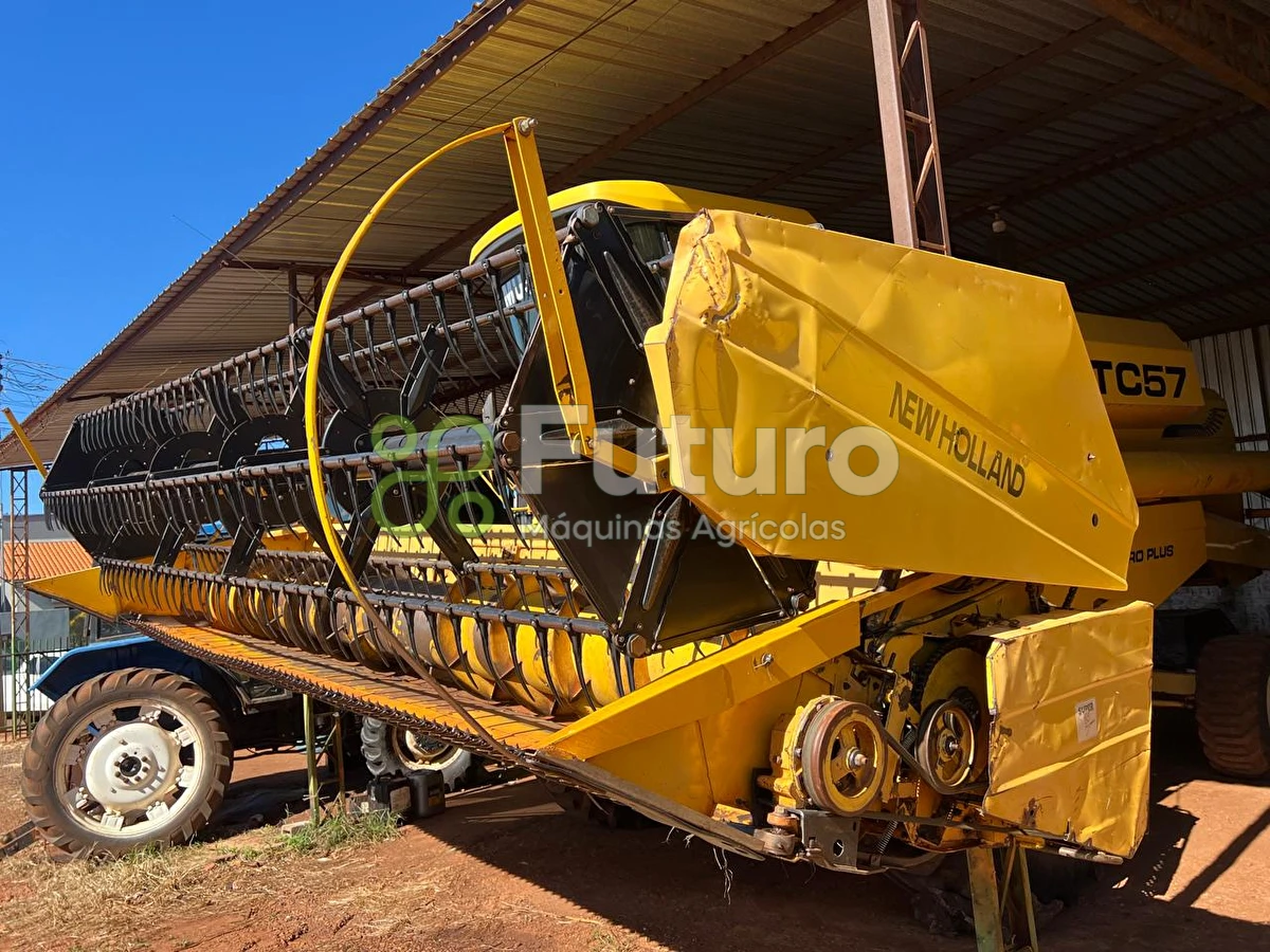 Colheitadeira New Holland TC 57 ano 2001
