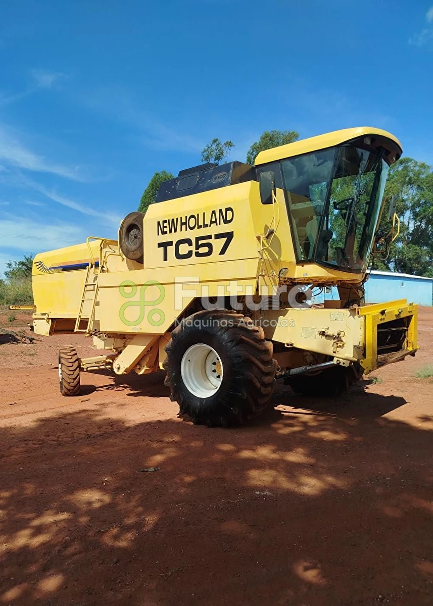 Colheitadeira New Holland TC 57 ano 2003