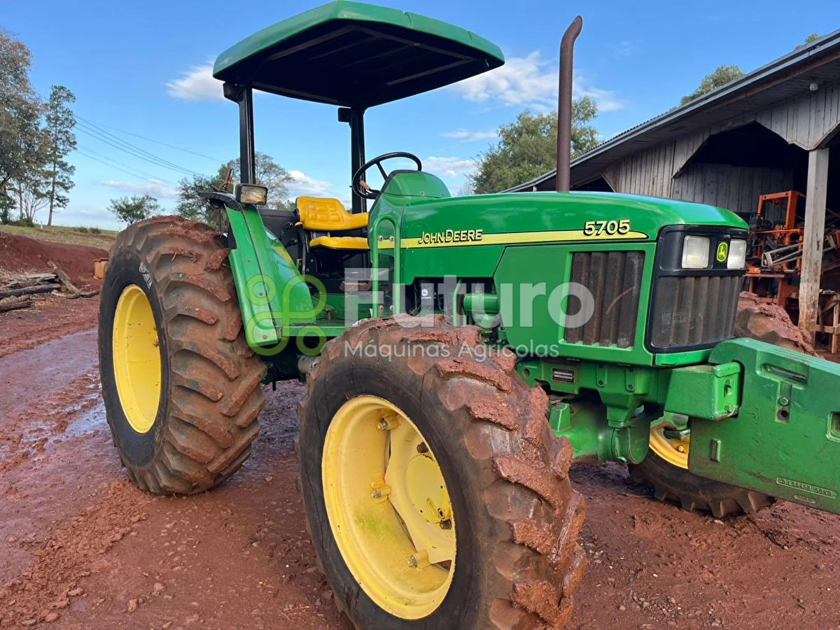 Trator John Deere 5705 ano 2010
