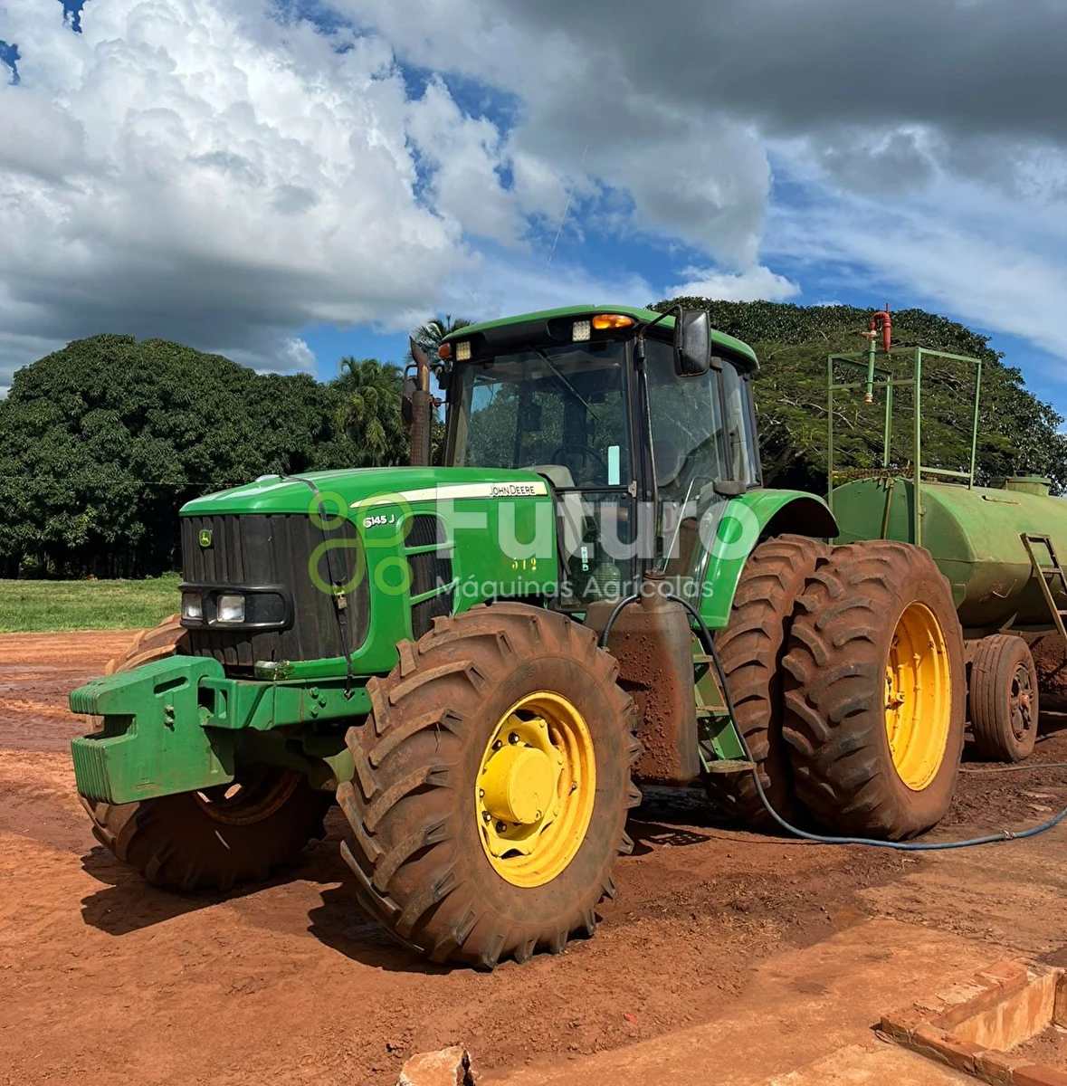 Trator John Deere 6145J ano 2011