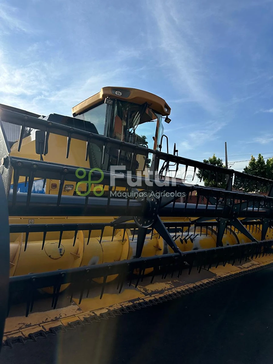 Colheitadeira New Holland TC5070 ano 2011