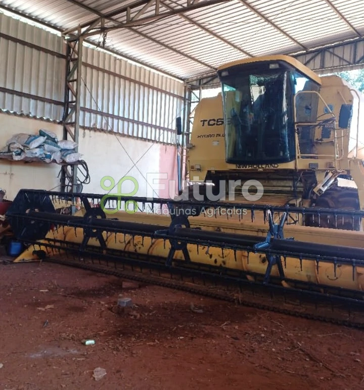 Colheitadeira New Holland TC 59 ano 2000