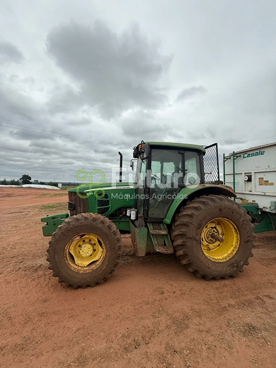 Trator John Deere 6125E ano 2012