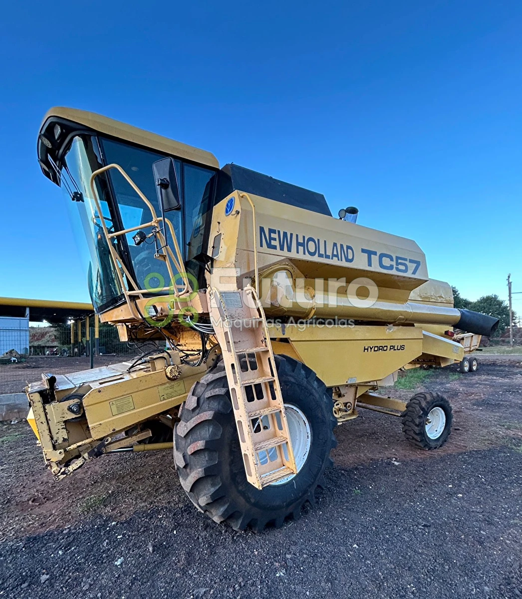 Colheitadeira New Holland TC 57 ano 2002
