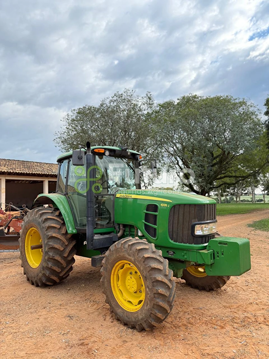 Trator John Deere 6135J ano 2017