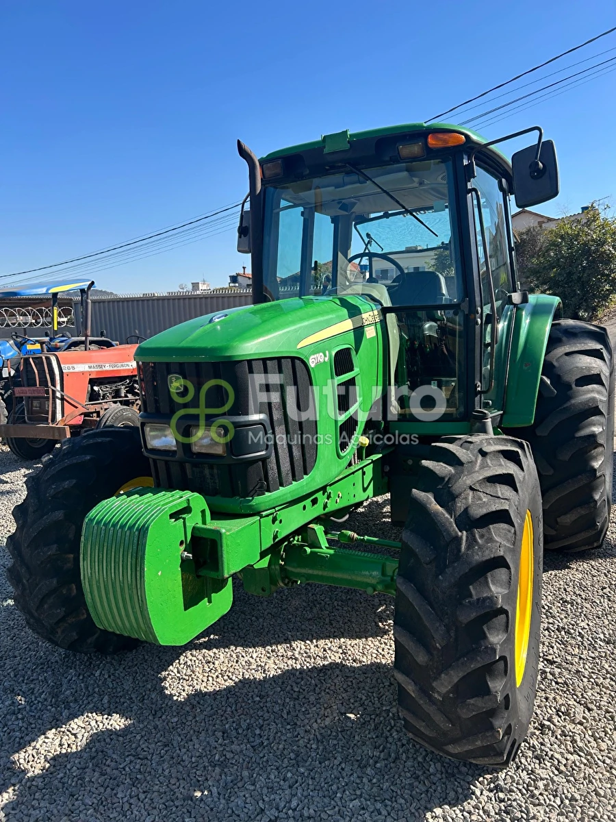 Trator John Deere 6110J ano 2013