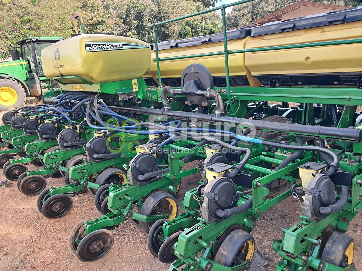 Plantadeira John Deere 2117 ano 2013