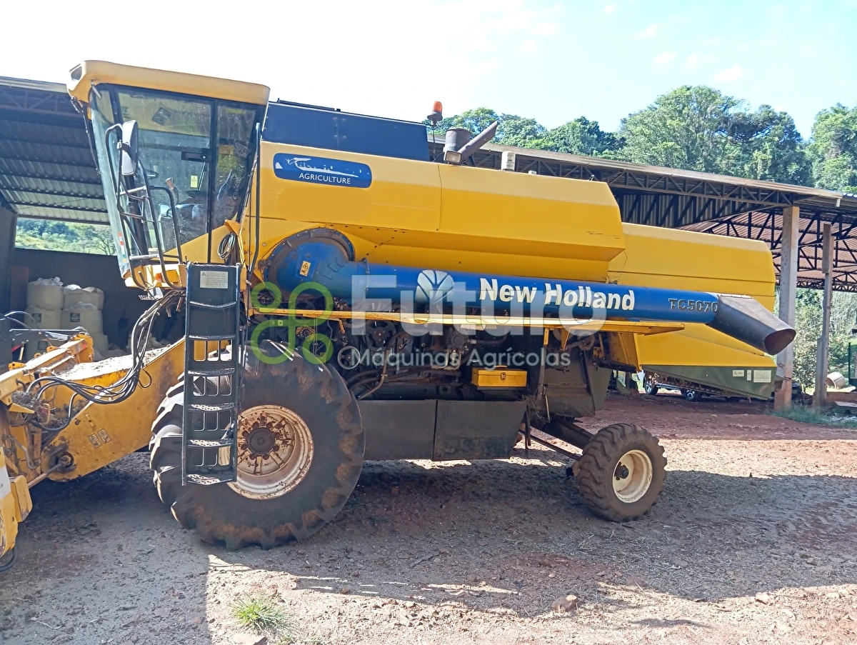 Colheitadeira New Holland TC5070 ano 2011