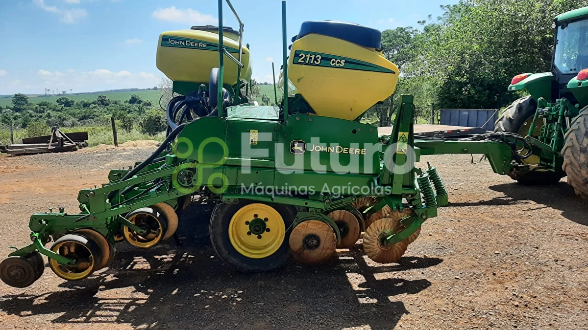 Plantadeira John Deere 2113 ano 2014 - 2113 - Implementos para Plantio