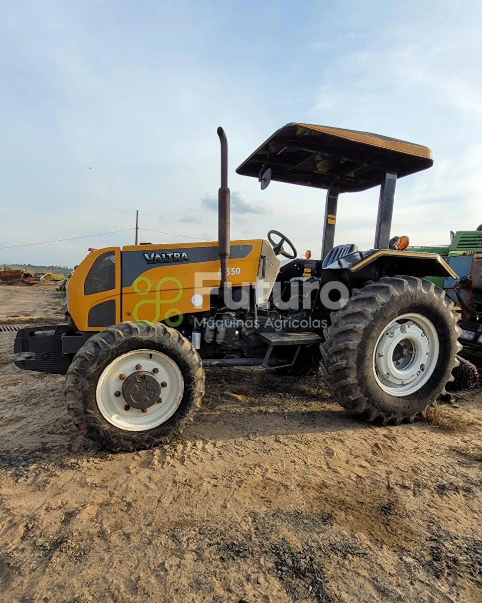 Trator Valtra A550 ano 2013