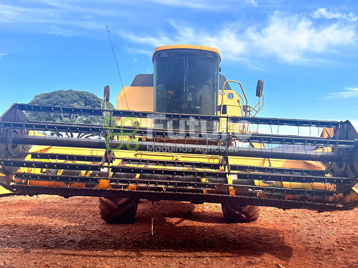 Colheitadeira New Holland TC 57 ano 2004