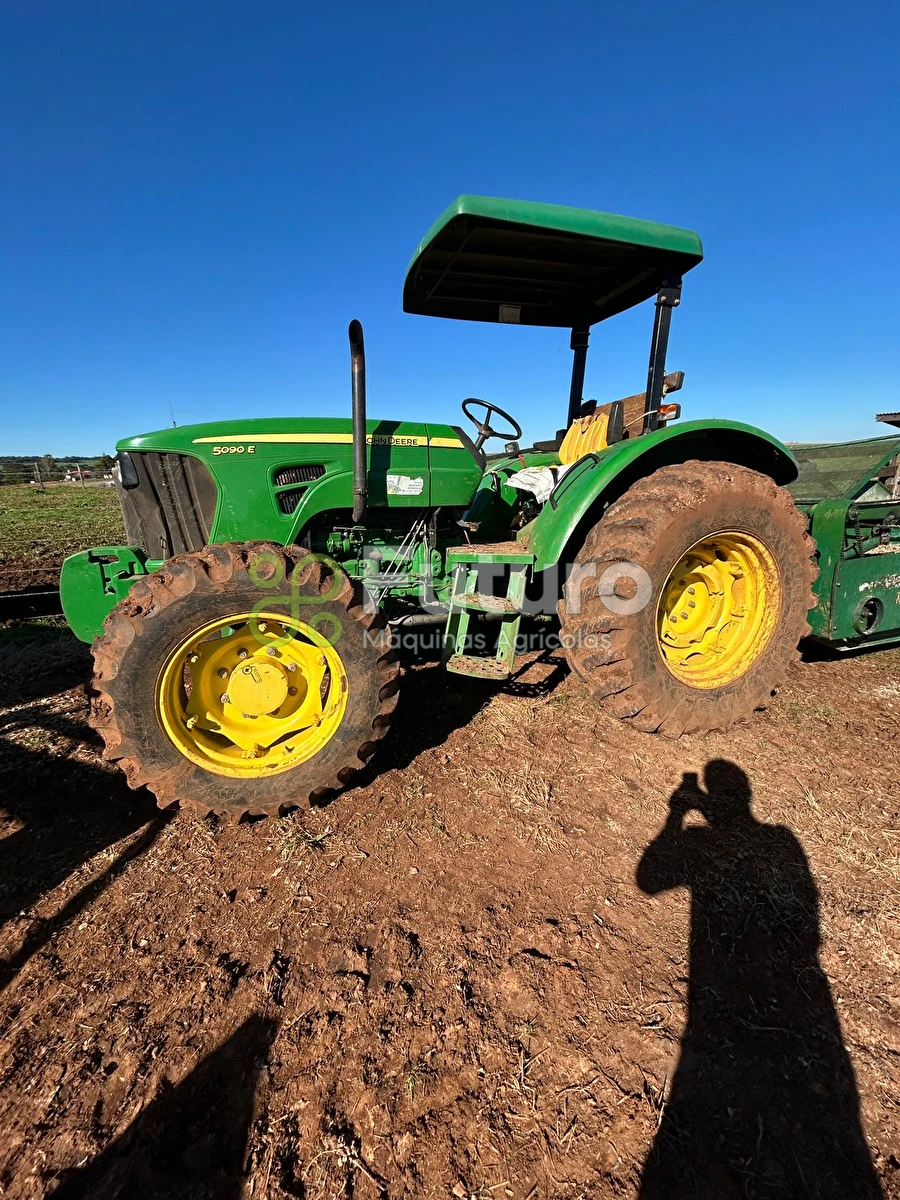 Trator John Deere 5090E ano 2015