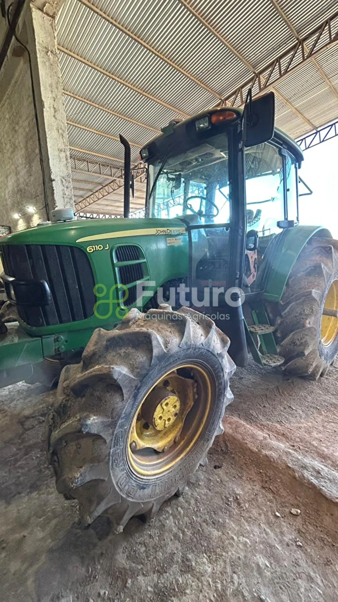 Trator John Deere 6110J ano 2016