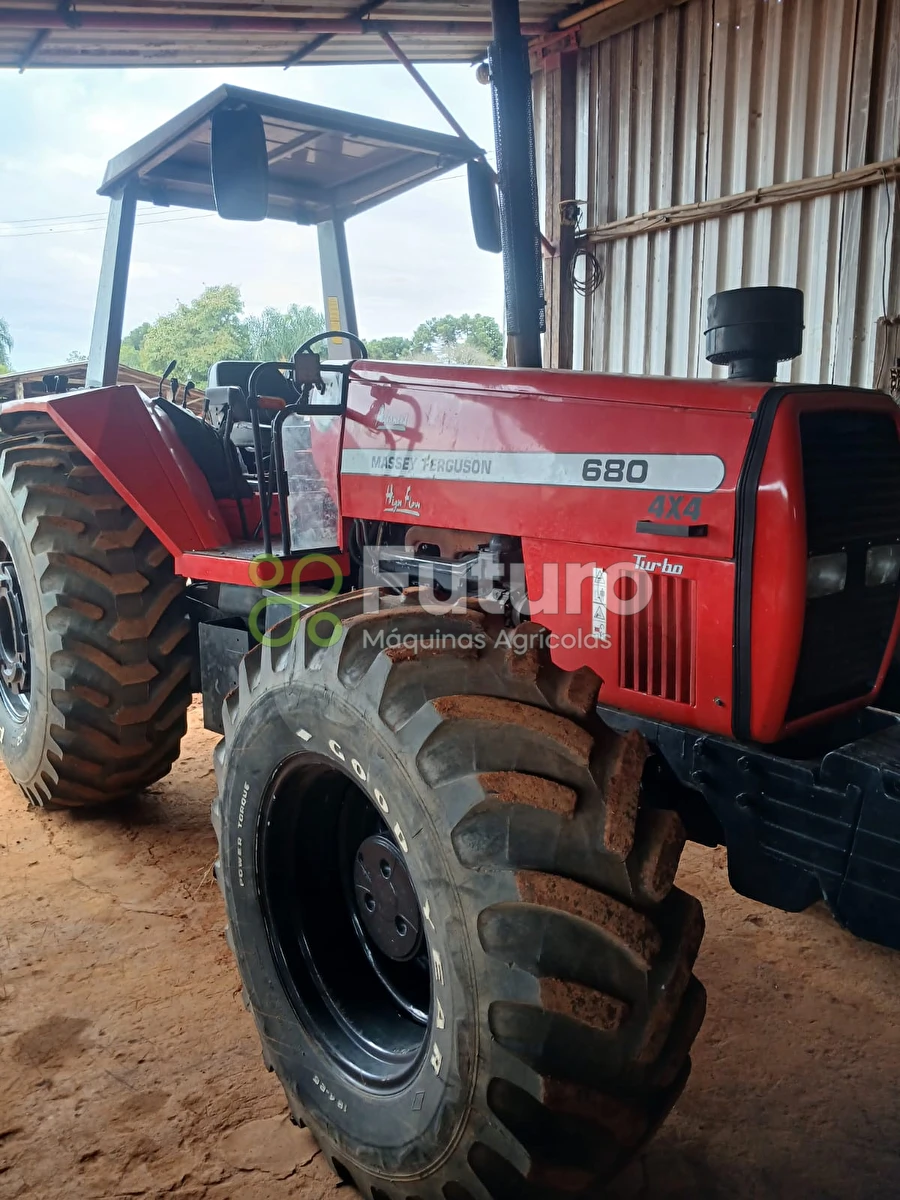 Trator Massey Ferguson MF 680 ano 2002