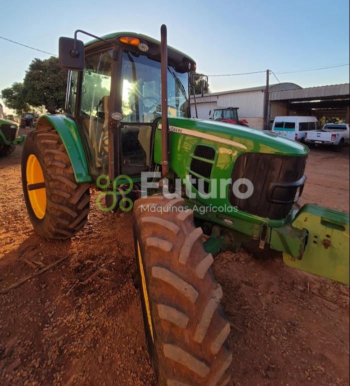 Trator John Deere 6110J ano 2011