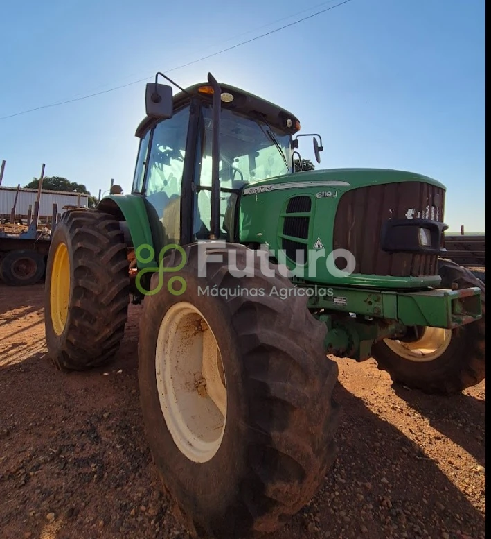 Trator John Deere 6110J ano 2011