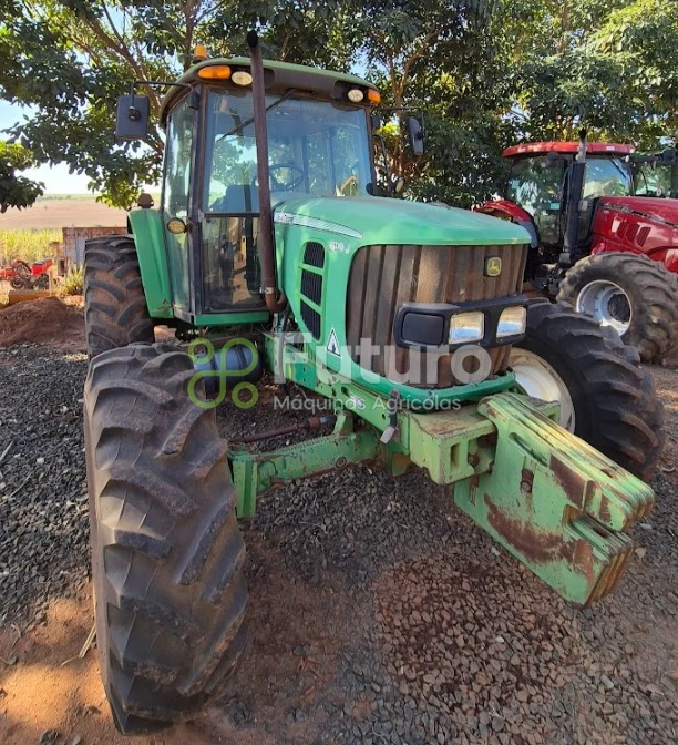 Trator John Deere 6110J ano 2011