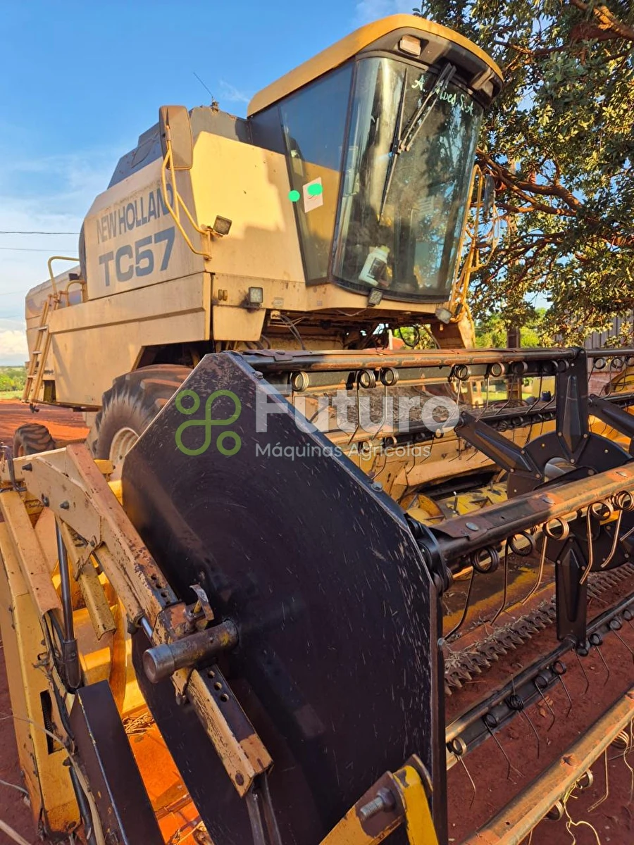 Colheitadeira New Holland TC 57 ano 2002