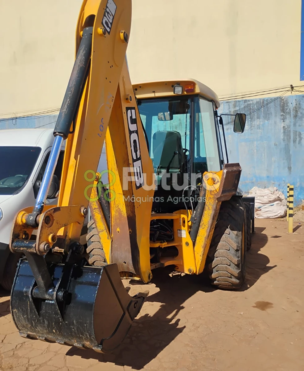 Retroescavadeira JCB 3CX ano 2013