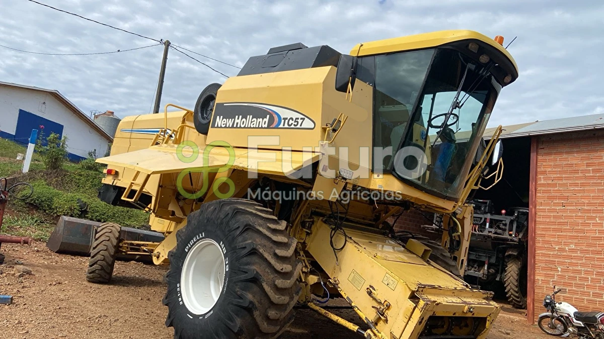 Colheitadeira New Holland TC 57 ano 2004