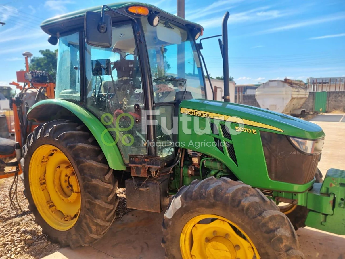 Trator John Deere 5070E ano 2020