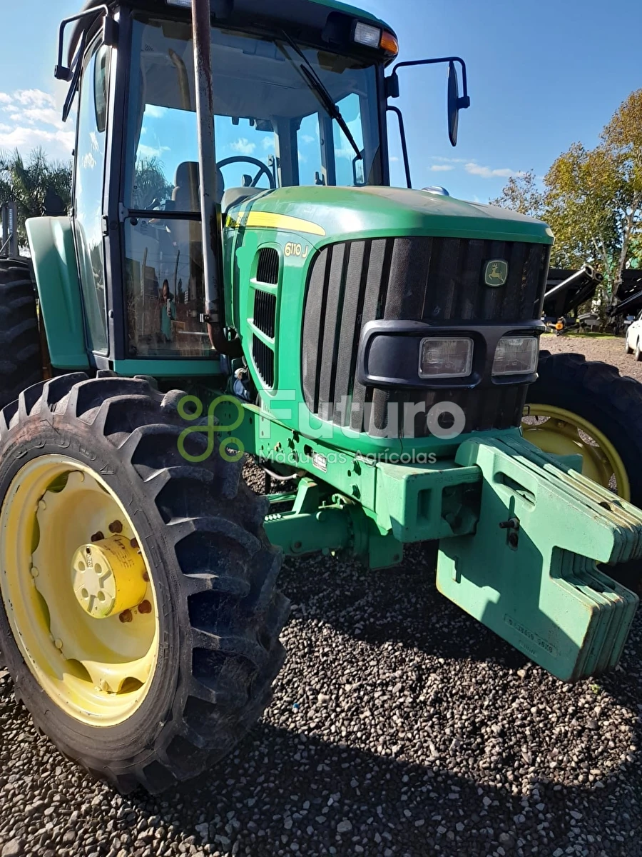 Trator John Deere 6110J ano 2011