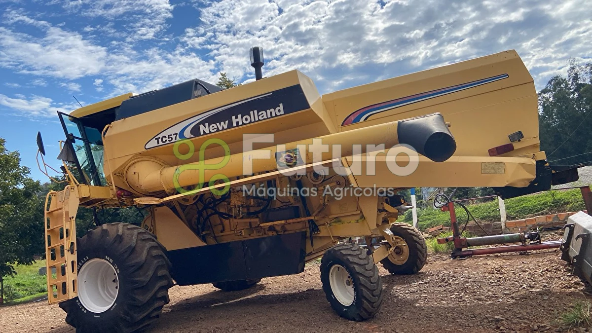 Colheitadeira New Holland TC 57 ano 2004