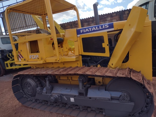 TRATOR DE ESTEIRA FIATALLIS FD9 - Máquinas de Linha Amarela