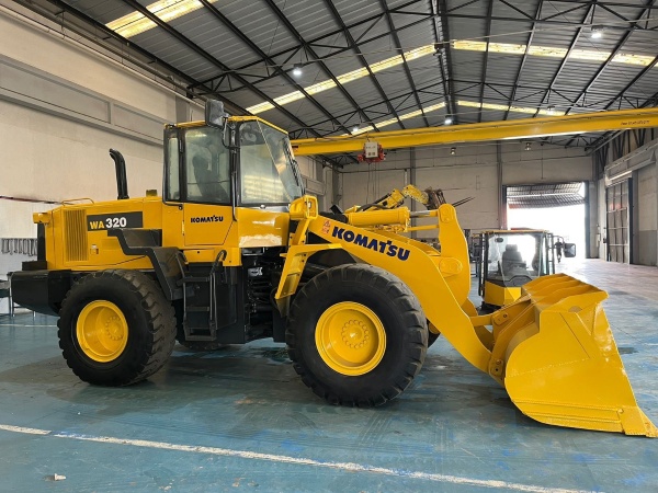 Pá Carregadeira Komatsu WA320 ano 2018 com 11.000 horas